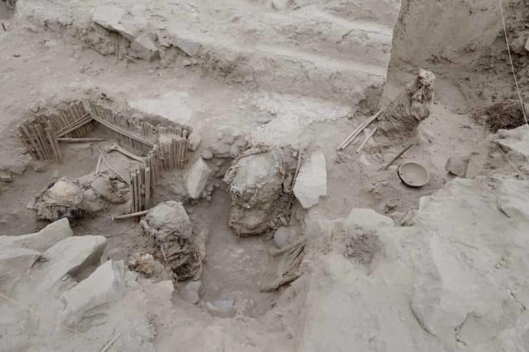 tomba peru.jpg