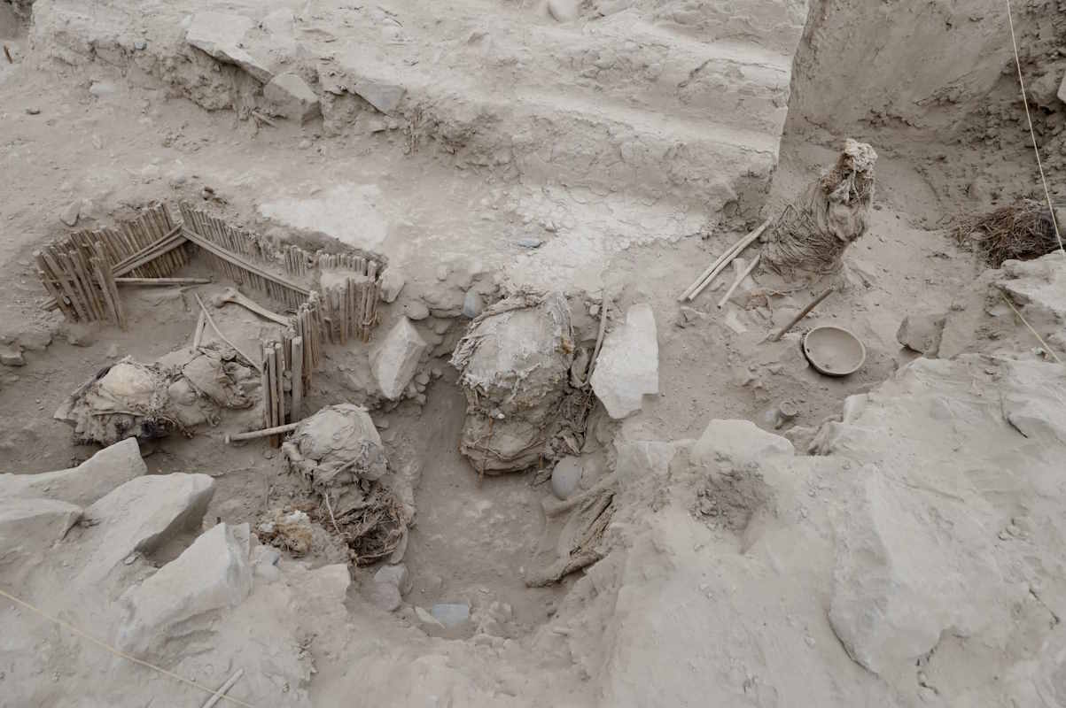 tomba peru.jpg