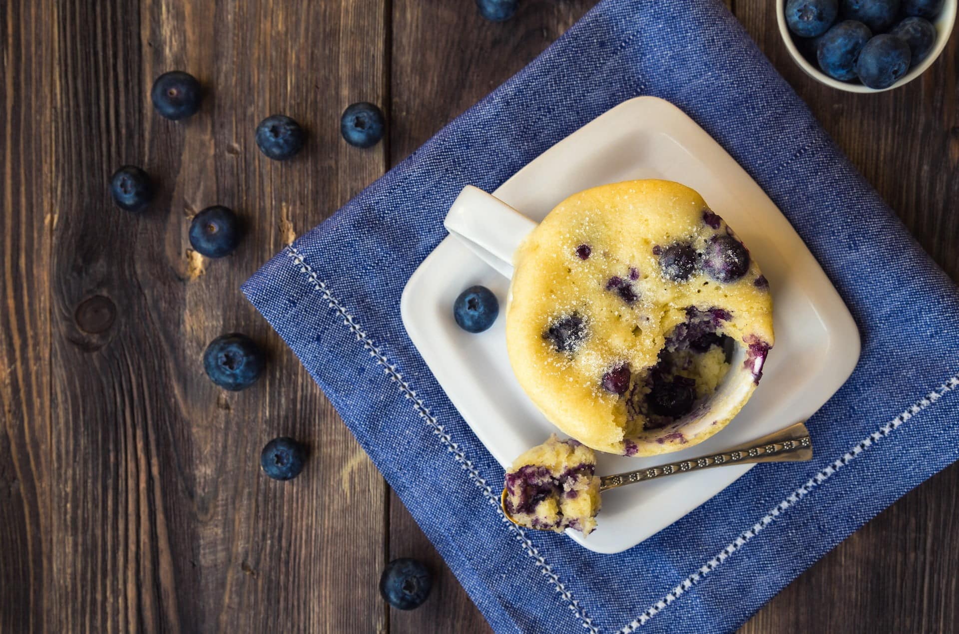 torta in tazza con mele e mirtilli.jpg