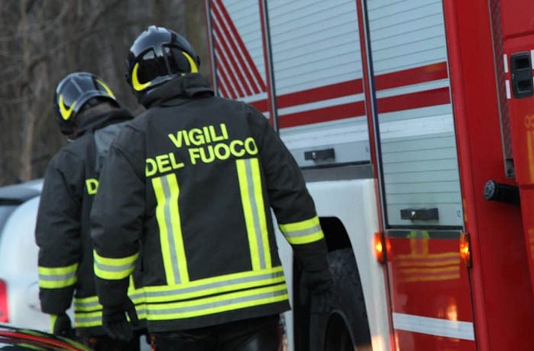 Incendio a Scurcola, cane salvato con la maschera d’ossigeno 1 vigili del fuoco.jpg