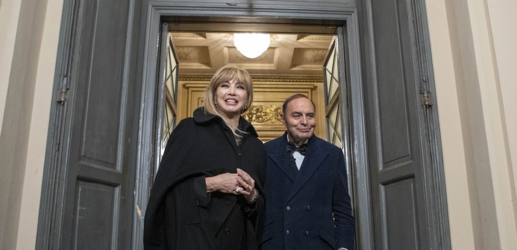 22Carlucci e Vespa intervistano.jpg