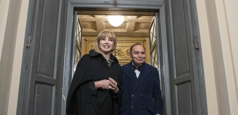 22Carlucci e Vespa intervistano.jpg