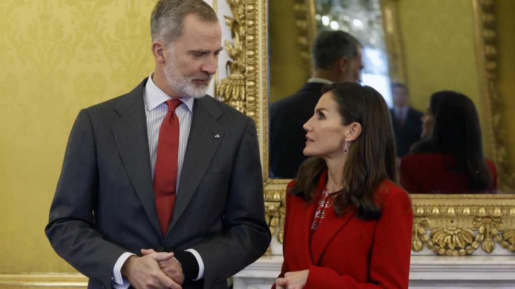 22Scandalo reale La regina Let.jpg