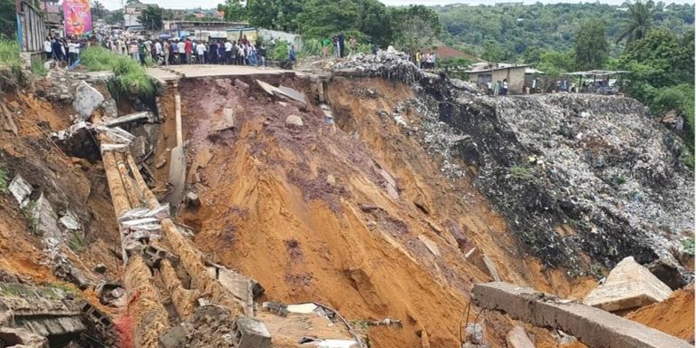 Alluvione in Congo frana trav.jpg
