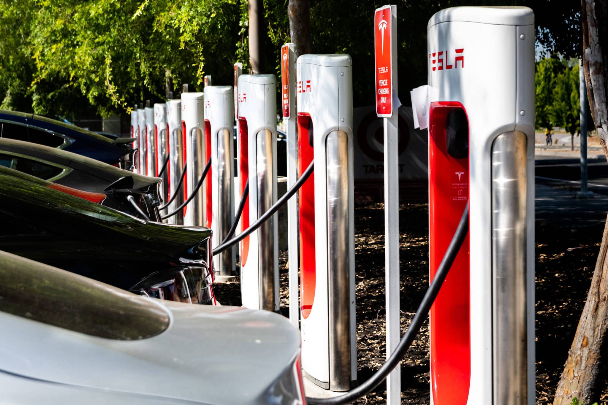 Auto elettriche in ricarica ai supercharger tesla.jpg