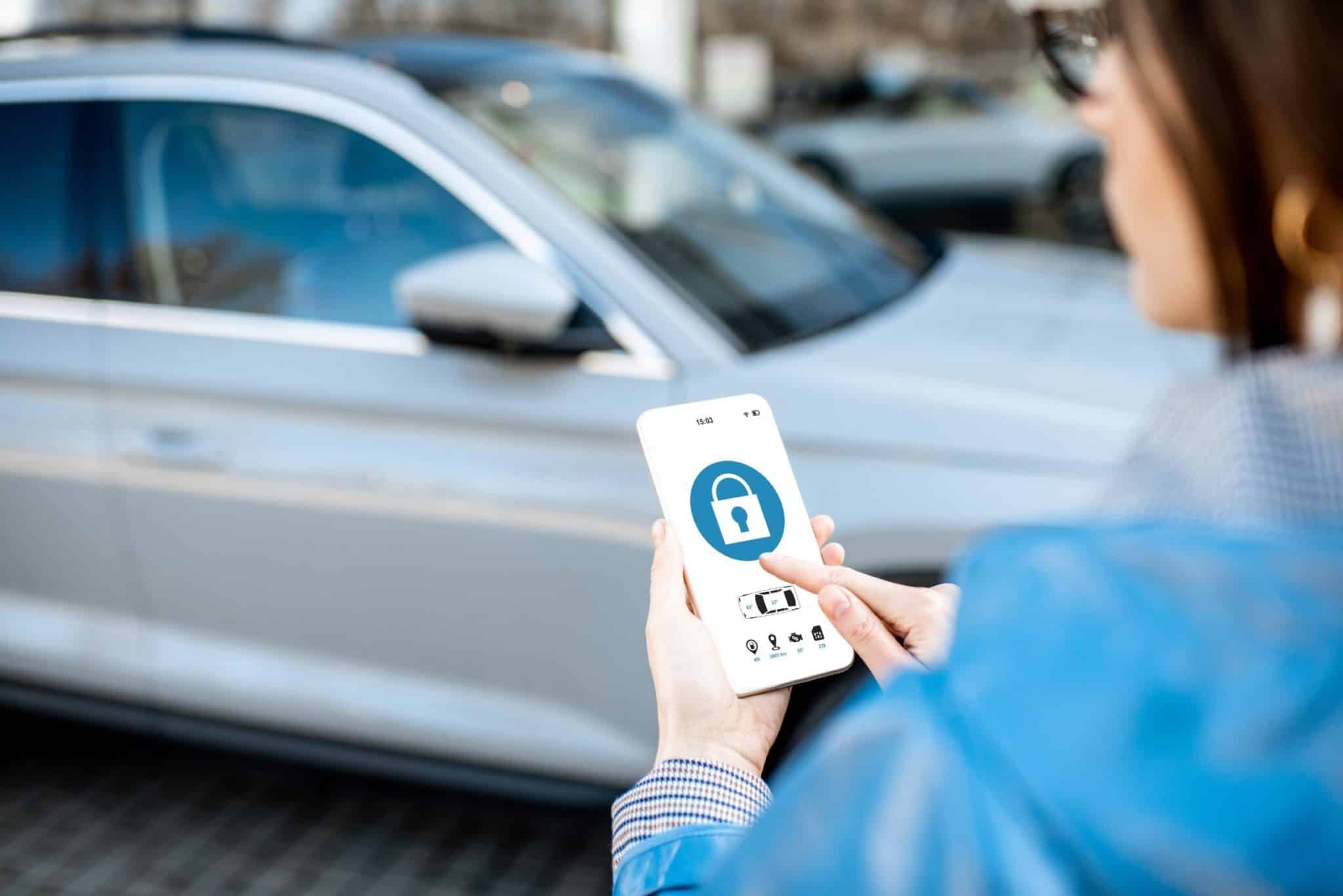 Automobilista sblocca auto connessa tramite applicazione smartphone.jpg