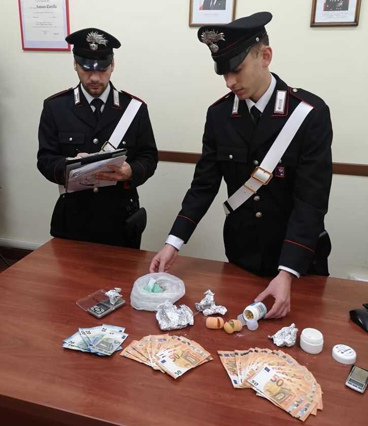 COLLEFERRO La droga sequestrata dai Carabinieri.jpg