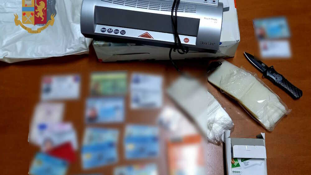 Documenti falsi, arrestato un 41enne dalla Polizia a Roma Nord 1 Documenti falsi polizia.jpg