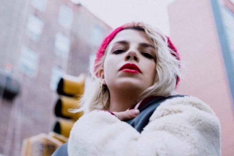 Emma Marrone bacia un fan in c.jpg