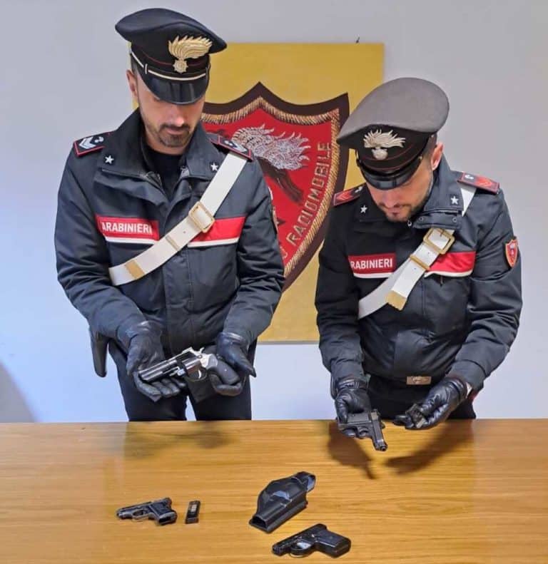FRASCATI Le pistole sequestrate dai Carabinieri.jpg