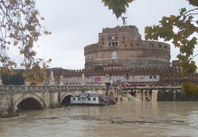 Grande piena del Tevere spaven.jpg