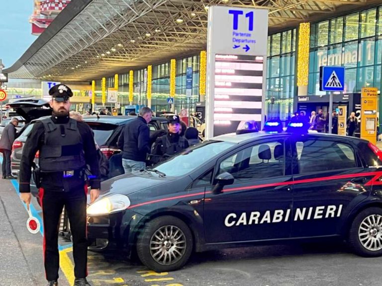 I controlli dei Carabinieri allAeroporto di Fiumicino 1.jpeg