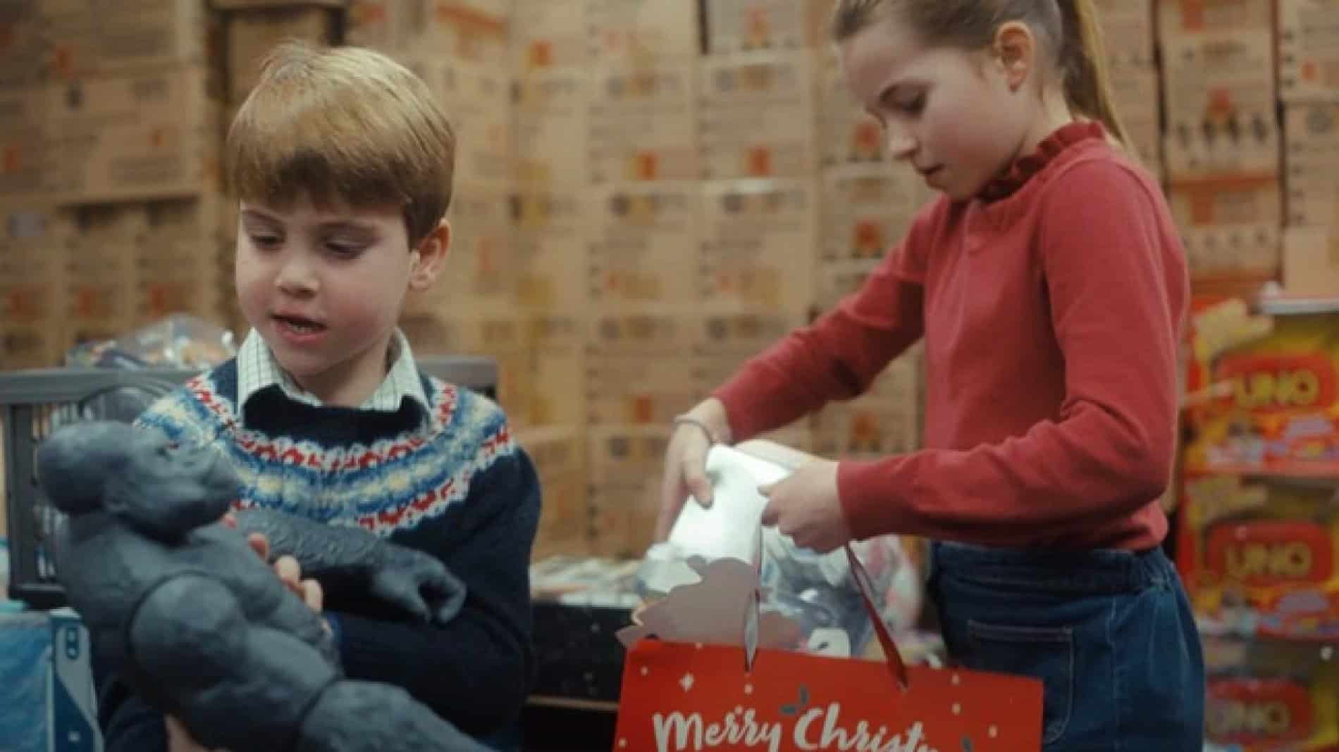 I principini George, Charlotte e Louis aiutano Kate a impacchettare regali di Natale per beneficenza 1 I principini George Charlotte.jpg
