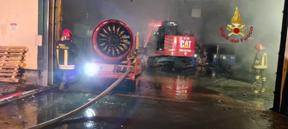 Incendio a Malagrotta, notte di lavoro per i pompieri 1 IMG 20231225 WA0016.jpg