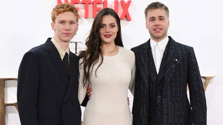 Il red carpet di The Crown Em.jpg