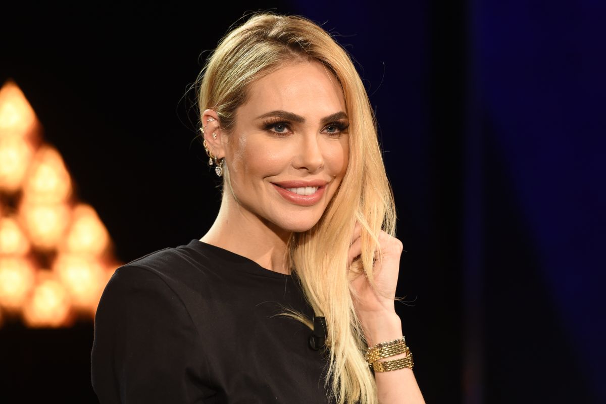 Ilary Blasi brinda con Pedro A.jpg