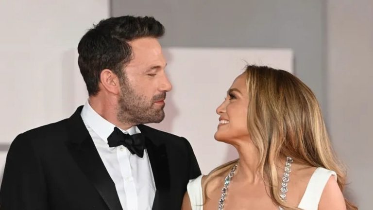 Jennifer Lopez parla apertamen.jpg
