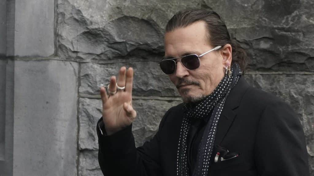 Johnny Depp porta in spalla la.jpg