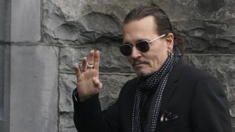 Johnny Depp porta in spalla la.jpg