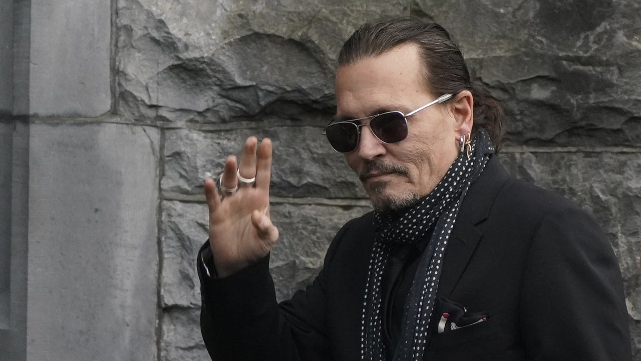Johnny Depp porta in spalla la.jpg