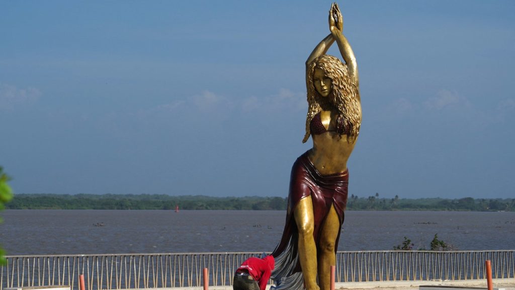 La statua di bronzo di Shakira.jpg
