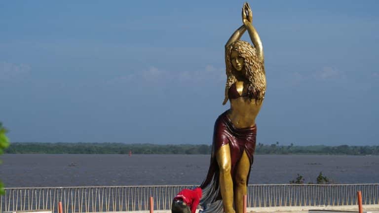 La statua di bronzo di Shakira.jpg