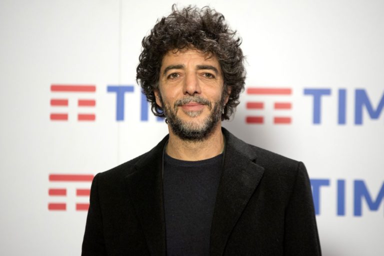 Max Gazze incanta con La legge.jpg