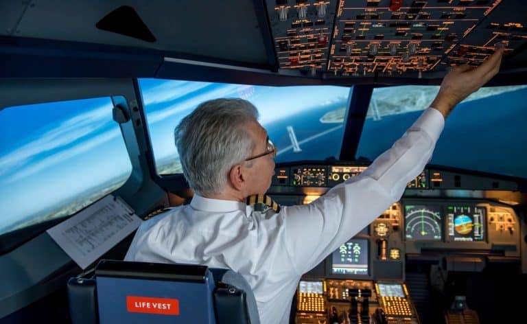 Pilota sotto l’effetto di funghi allucinogeni tenta di spegnere i motori in volo 1 Pilota sotto leffetto di fung.jpg