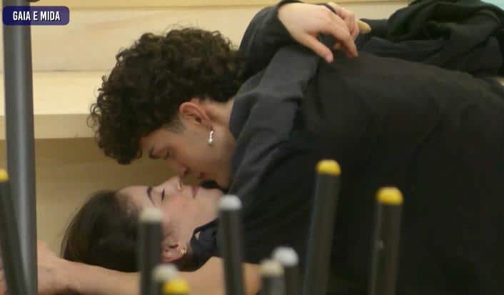 Primo bacio tra Mida e Gaia De.jpg