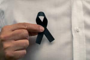 SH mano uomo tiene fiocco nero lutto 300x200.jpg