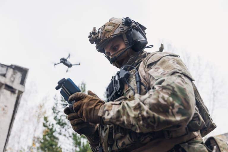 SH soldato controlla drone.jpg