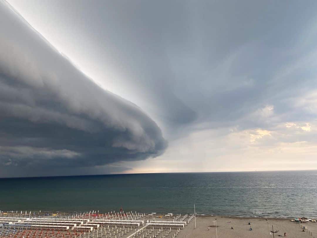 Scopri tutto sul fenomeno delle Shelf Cloud: nubi a mensola che incantano 1 Scopri tutto sul fenomeno dell.jpg