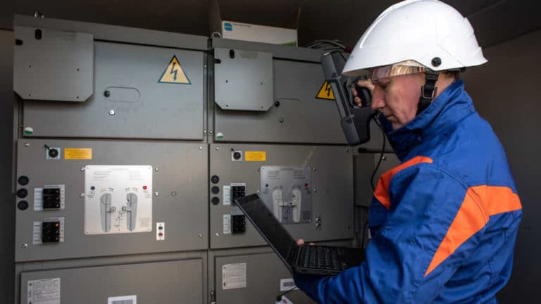 Tecnico E Distribuzione lavoro cabina elettrica elettricita operaio.jpg