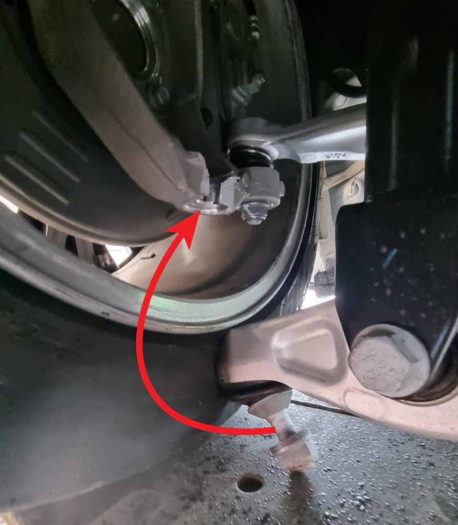 Tesla Model 3 con braccio sospensione rotto scaled.jpg