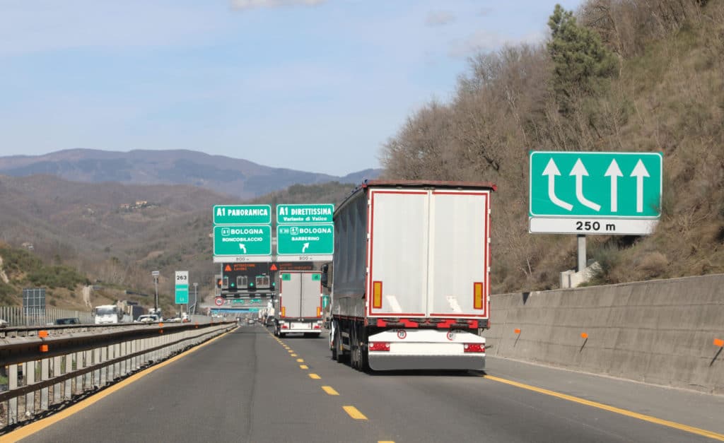 Tir in autostrada scaled.jpg