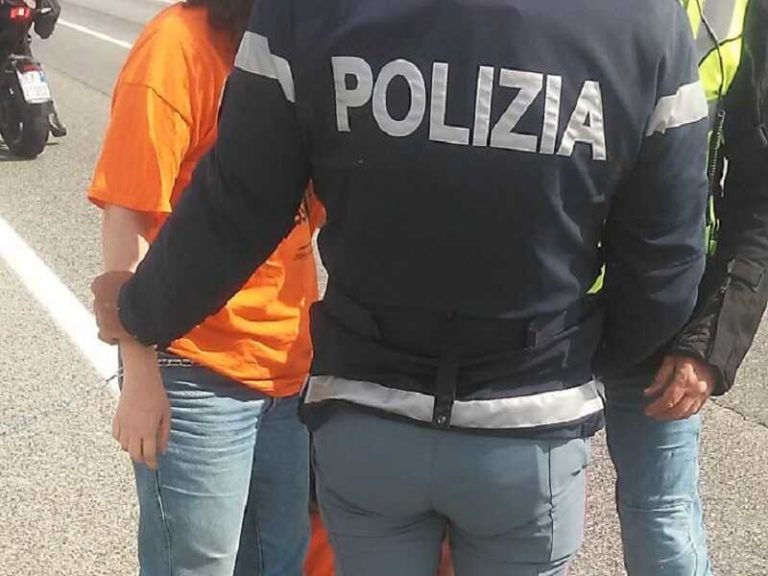 ULTIMA GENERAZIONE GIRO TIALIA INTERVENTO POLIZIA.jpg