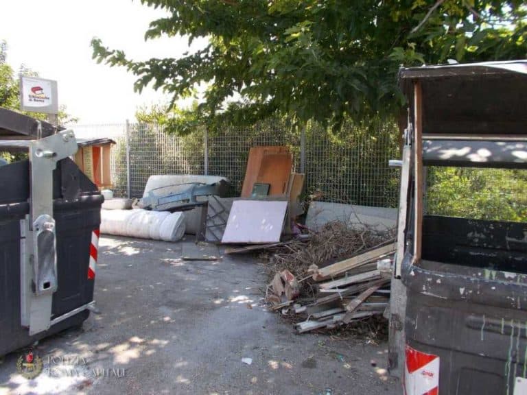 abbandono rifiuti roma capitale.jpg