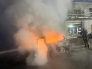 auto incendiata3 300x225.jpg