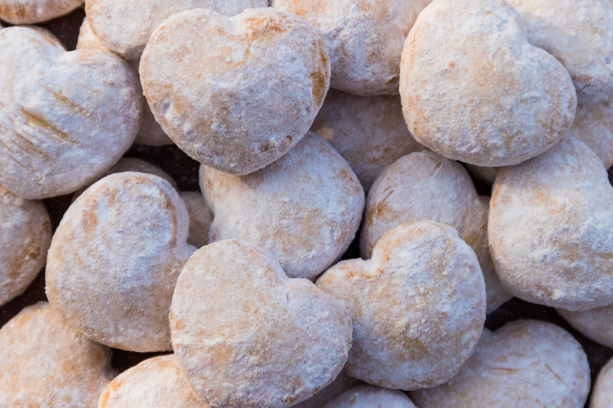 biscotti di natale pronti in AdobeStock 191143086 1200x800 1.jpeg