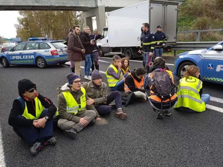 blocco stradale ultima generazione fiumicino a12 roma civitavecchia 1.jpg