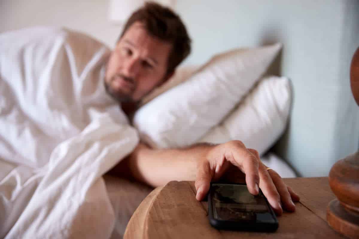10 cose che le persone di successo non fanno mai al telefono la mattina, sei tra queste? 1 cellulare mattina.jpg