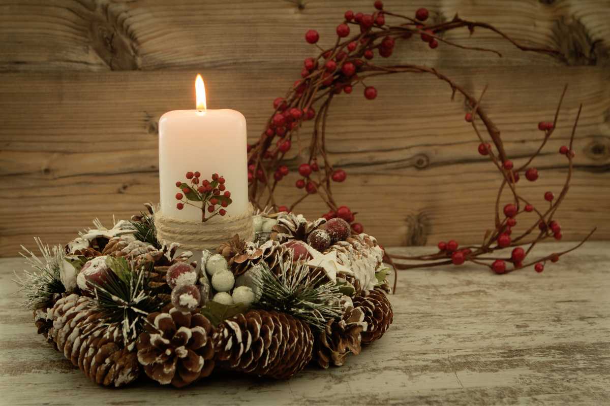 Natale: come decorare e apparecchiare la tavola 1 centrotavola con le pigne.jpg