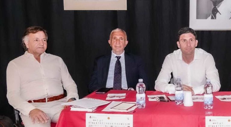 da sx il regista Agostino De Angelis il poeta archeologo Marcello Tagliente e il Sindaco di Ladispoli Alessandro Grando .jpg