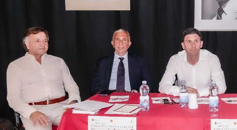 Terzo appuntamento con Agostino De Angelis al Centro di Arte e Cultura di Ladispoli 1 da sx il regista Agostino De Angelis il poeta archeologo Marcello Tagliente e il Sindaco di Ladispoli Alessandro Grando .jpg