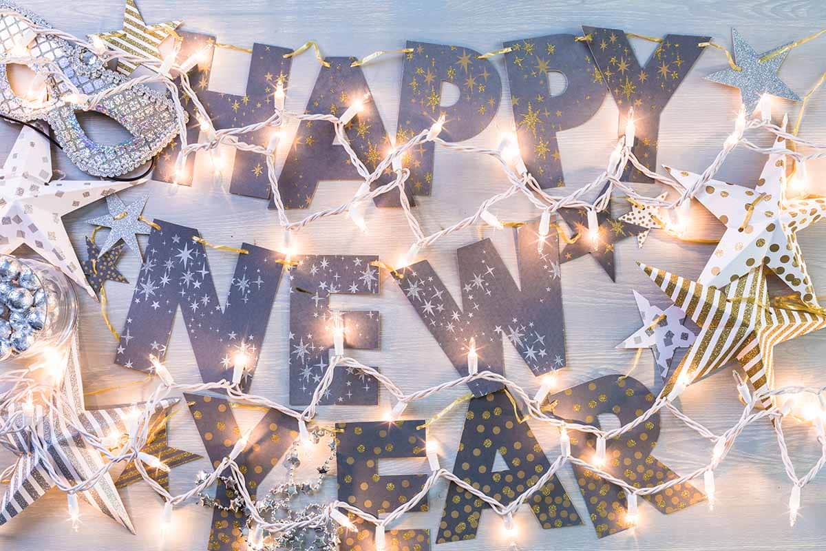 Ghirlande e festoni fai da te per Capodanno: scopri com’è facile realizzarli con cartoncino e carta velina 1 festone capodanno.jpg