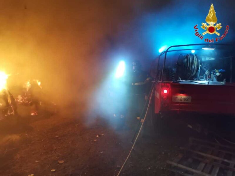 In fiamme un fienile a Bracciano, 7 ore di lavoro per i pompieri 1 incendio fienile bracciano vvf vigili fuoco pompieri 2 800x600.jpeg