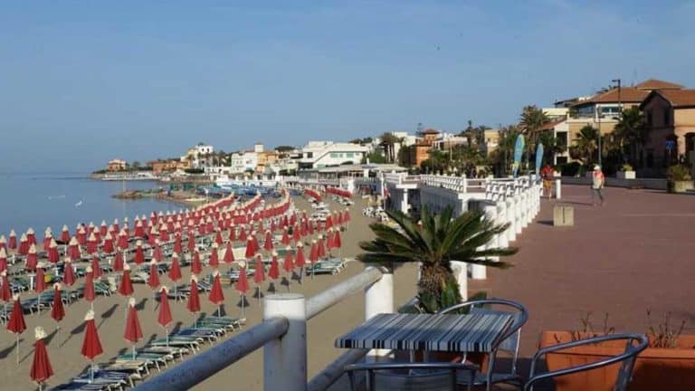 passeggiata santa marinella ombrelloni.jpg