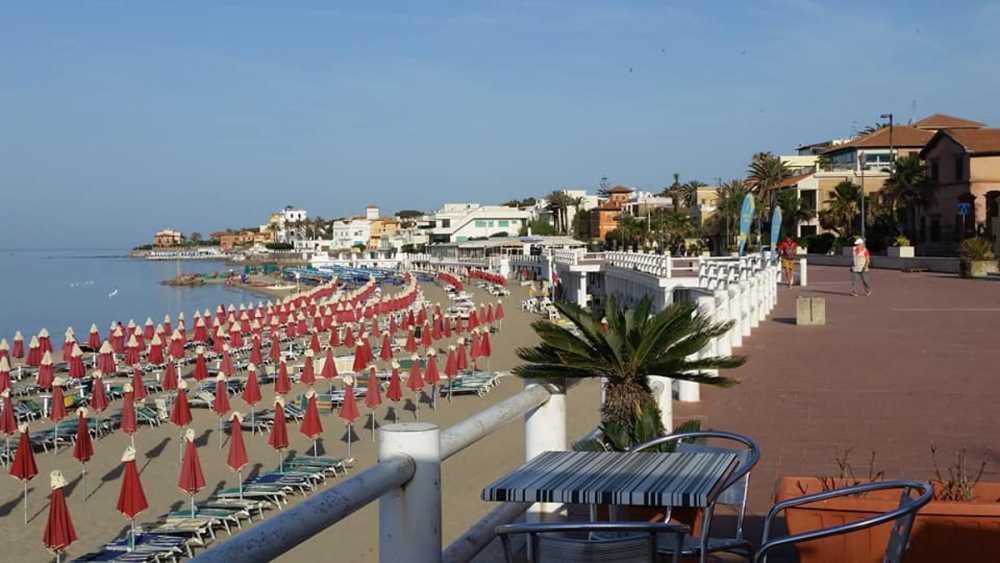 Il Paese che Vorrei attacca sulla Passeggiata di Santa Marinella: “Non un project financing ma uno scempio” 1 passeggiata santa marinella ombrelloni.jpg