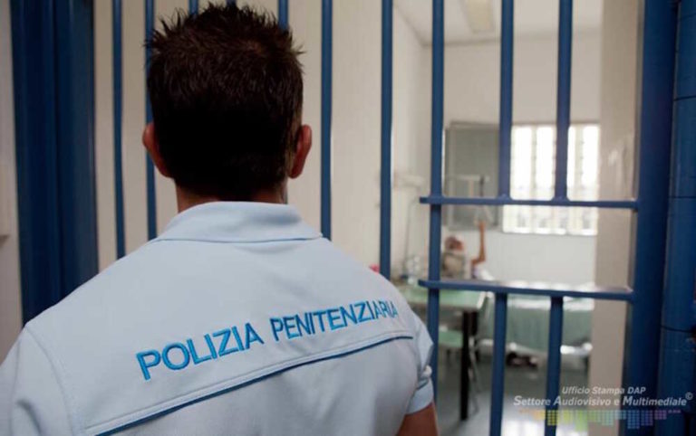 penitenziaria carcere cella agente.jpeg