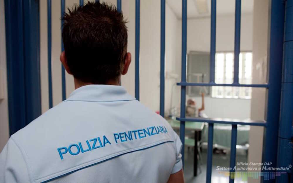 penitenziaria carcere cella agente.jpeg